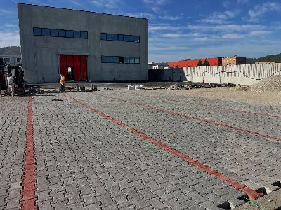 Shtrimi i hapsires para kapanonit me pllake betoni Shtrimi i hapsires para kapanonit me pllake betoni